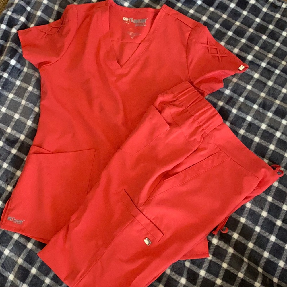 Grays anatomy coral scrub set